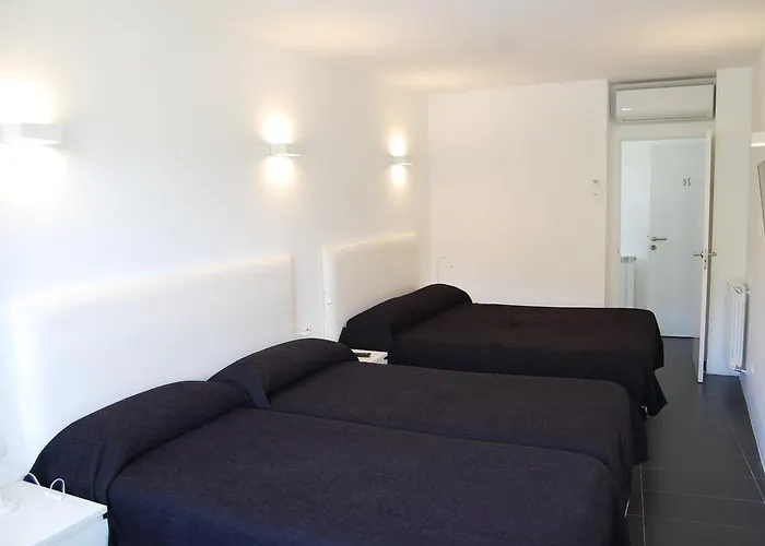 Guest house Tres Campanas 2*